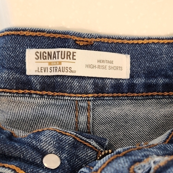 Levis Signature High Rise Zipper Fly Denim Cut Off Women's 5 Pocket Shorts Sz 12 - Picture 2 of 9